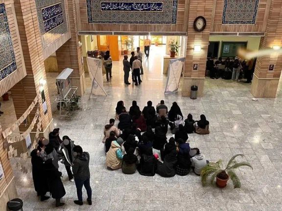 طلاب إيرانيون يعتصمون ويضربون عن الدراسة بسبب هجوم الأمن على جامعة "بهشتي"