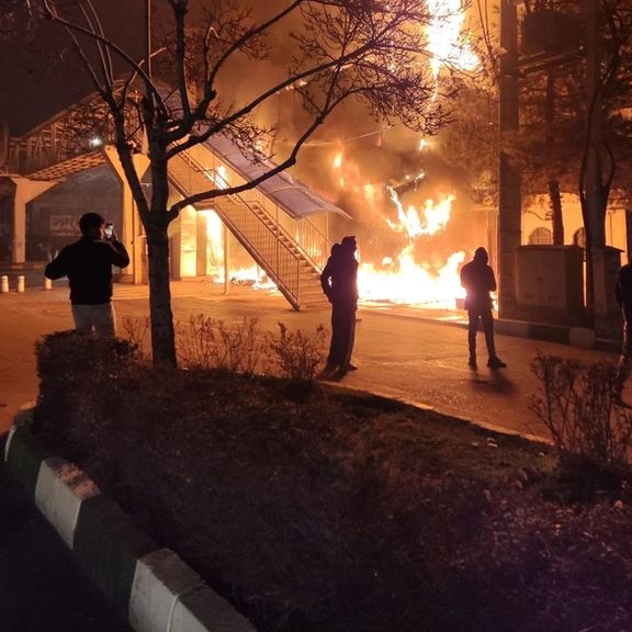 شهود عيان: مقتل أطباء وممرضين برصاص عناصر أمنية واعتقال طلاب في عدة مدن بإيران