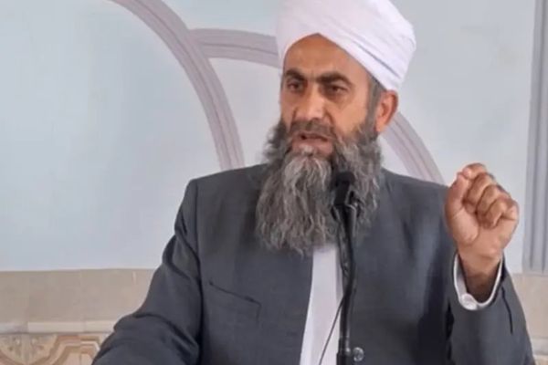 Iran Bans Sunni Cleric from Leading Prayers Amid Crackdown
