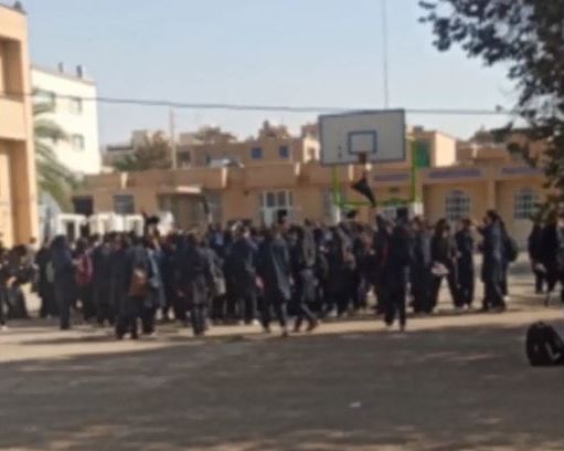 الاحتجاجات الطلابية تتزايد في مختلف المدن الإيرانية.. والطالبات يمزقن صور خميني وخامنئي