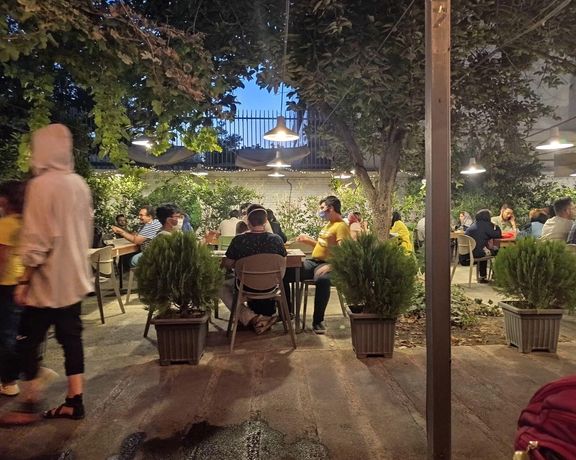 إغلاق مقاهي شيراز وسط إيران.. وتوسيع "دوريات الإرشاد" لإجبار النساء على الحجاب