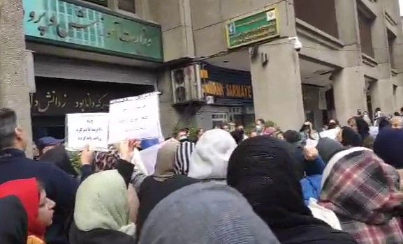 حمله نیروهای امنیتی به تجمع بازنشستگان فرهنگی مقابل وزارت آموزش و پرورش