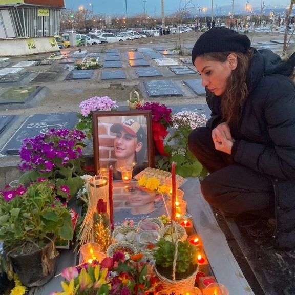 لیلی مهدوی بر سر مزار فرزندش سیاوش محمودی