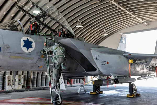 جنگندههای ۴۰ ساله اف-۱۵ اسرائیل همچنان در ماموریتهای روزانه در آسمان ایران فعالاند