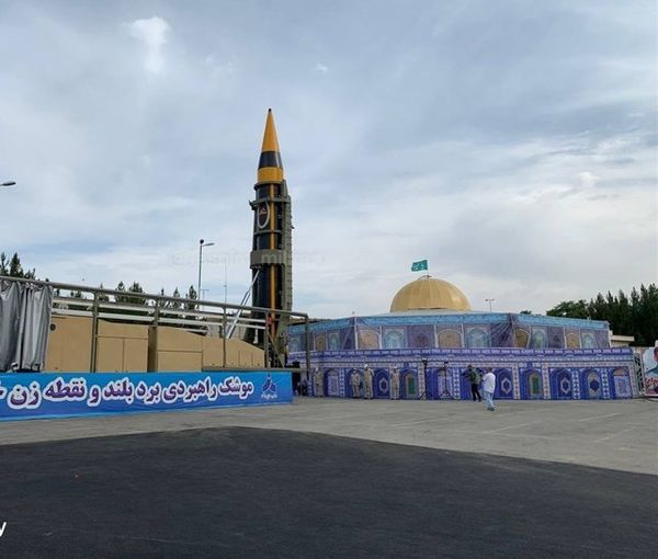 وسط توتر نووي مع الغرب.. النظام الإيراني يزعم صنع نسخة جديدة من صاروخ باليستي 