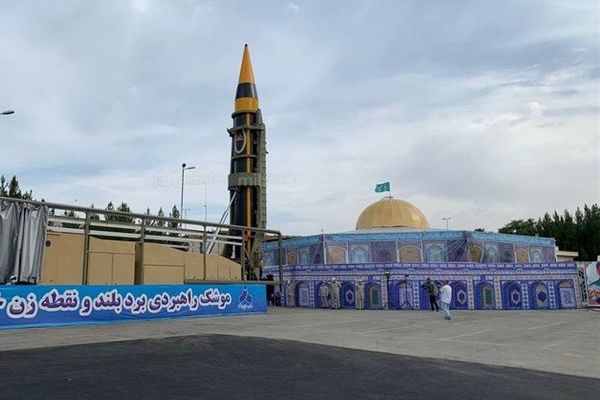 وسط توتر نووي مع الغرب.. النظام الإيراني يزعم صنع نسخة جديدة من صاروخ باليستي