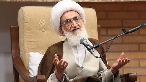 نوریهمدانی، مرجع تقلید: مسئولان تصمیمگیریها را در مسجد انجام دهند