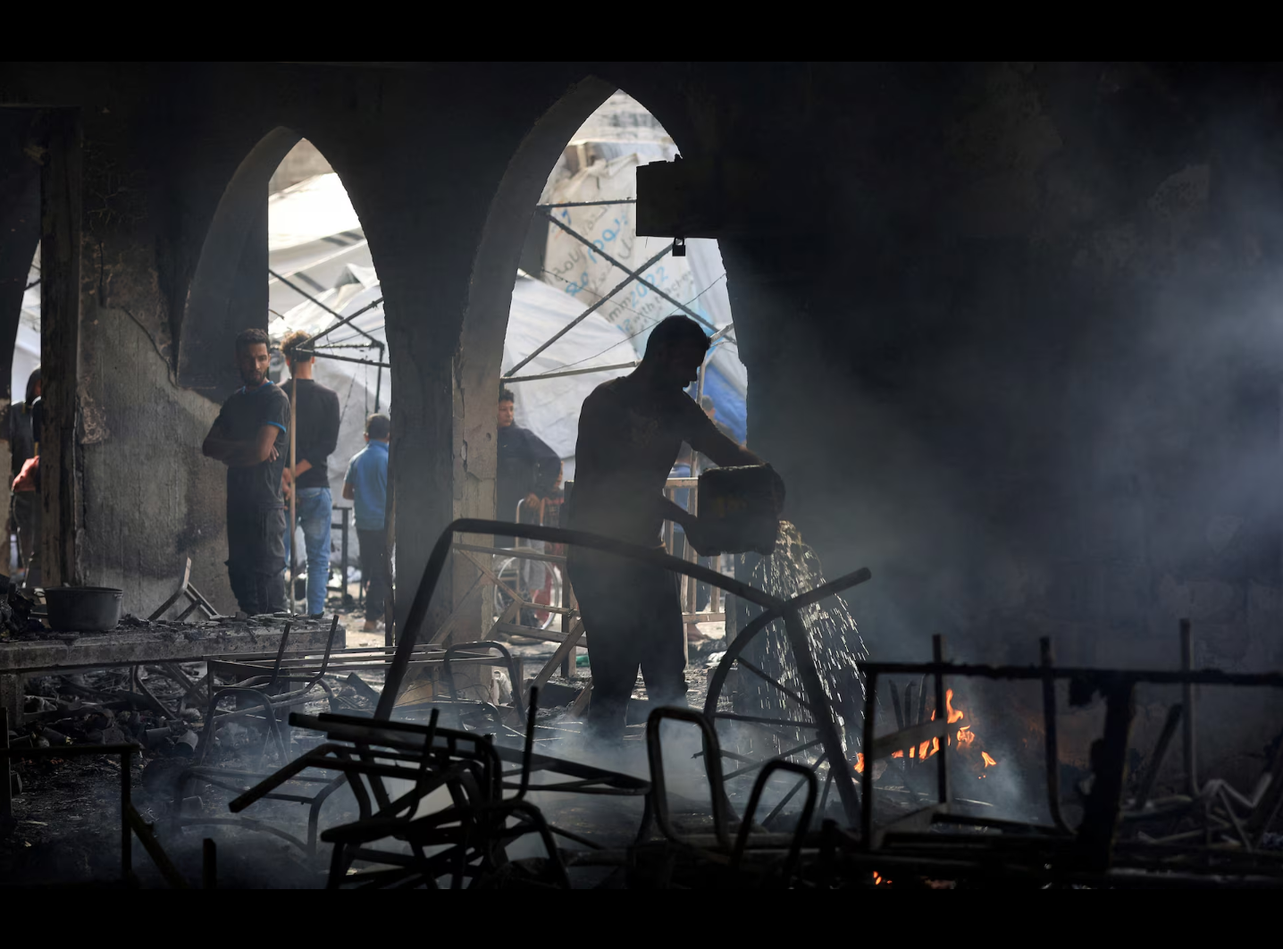 ۱۰ فلسطینی در حمله هوایی اسرائیل به مدرسه‌ای در غزه کشته شدند