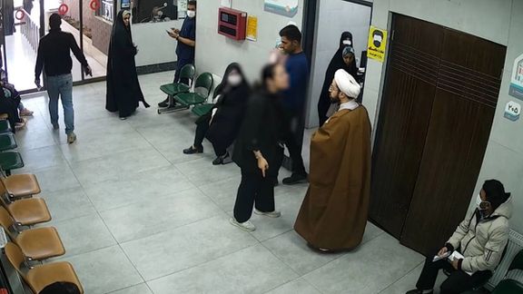 درگیری یک آخوند با زنی معترض در درمانگاه بر سر حجاب اجباری
