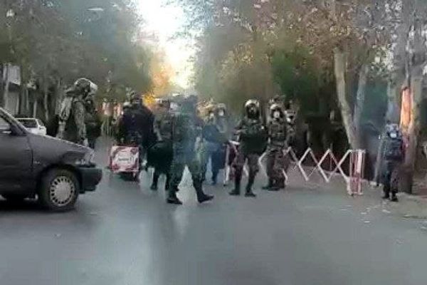 أحكام عرفية وسط إيران.. وتقارير عن أجواء أمنية.. وضعف الإنترنت