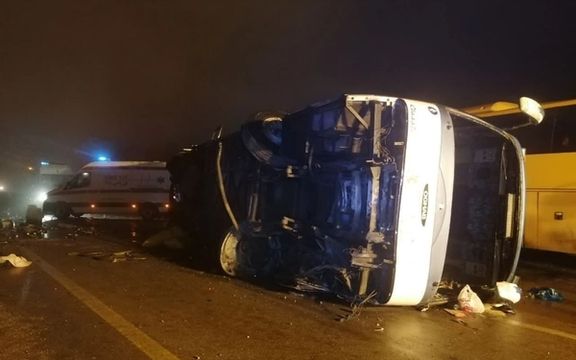 فوریتهای پزشکی فارس: واژگونی اتوبوس در جاده مرودشت چهار کشته و ۱۴ مصدوم داشت