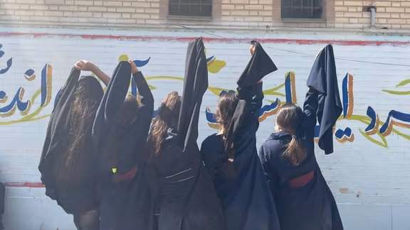 تمهد الطريق لـ"أمننة الفصول".. اقتراب اعتماد "اللائحة التنفيذية المعدّلة للمدارس" في إيران