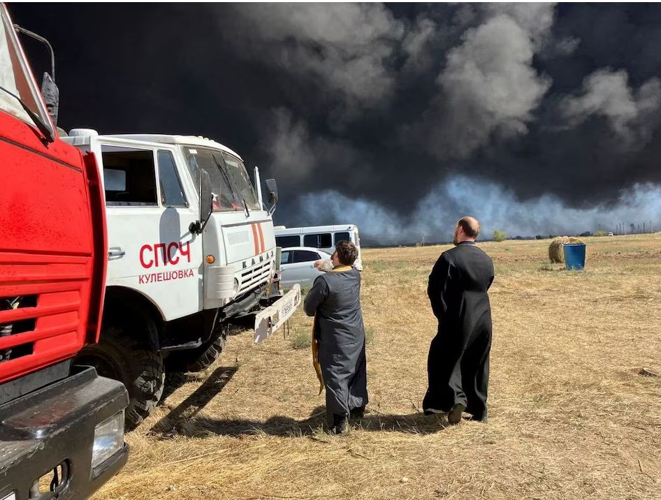 کشیش‌‌های روس برای خاموش کردن آتش‌سوزی به طلسم روی آوردند