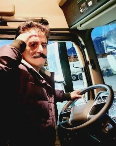 شهاب دارابی، راننده کامیون و بلاگر، به دلیل حمایت از اعتصاب کامیونداران بازداشت شد