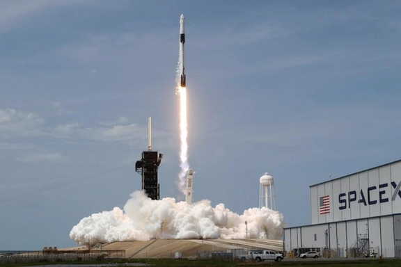 موشک فالکون-۹ اسپیس ایکس برای پرتاب فضاپیمای هرا به مدار زمین میرود