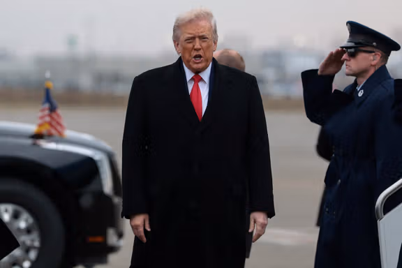 ترامپ خطاب به مردم ایران: ساختمانهای دولتی را تصرف کنید، کمک در راه است