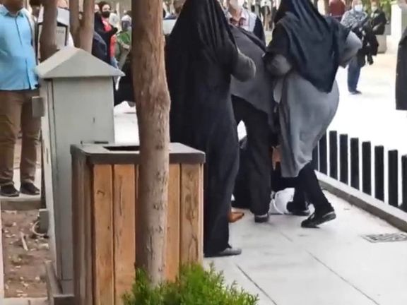 زنی که پس از لگد کردن عمامه یک آخوند بازداشت شد، با دو اتهام جداگانه مواجه است