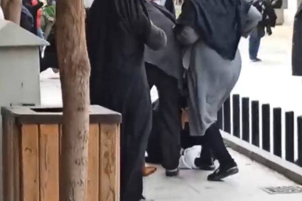 اعتقال إيرانية داست عمامة رجل دين.. وتهمتان منفصلتان ضدها