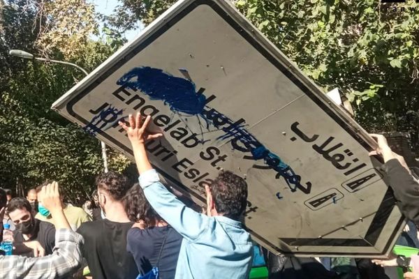 صحيفة إيرانية: "عفو" المرشد عن السجناء السياسيين "شكلي وكاذب"