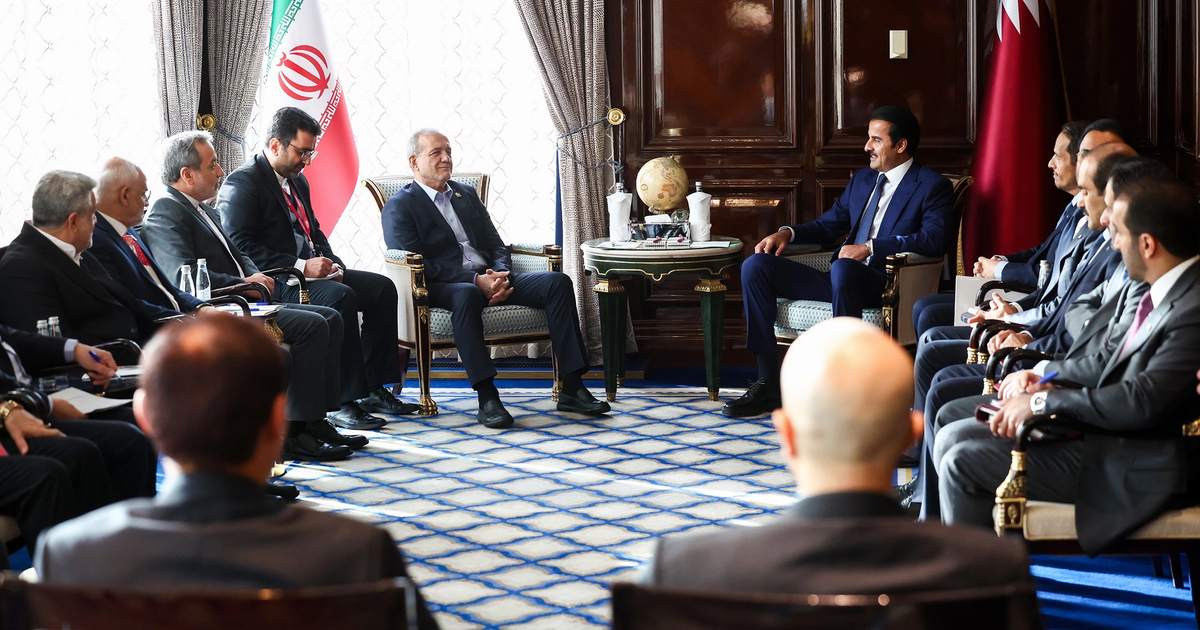 Photo: Iran International Iranian President Masoud Pezeshkian meets Qatar’s Emir Sheikh Tamim bin Hamad Al Thani on the sidelines of the 8th Gas