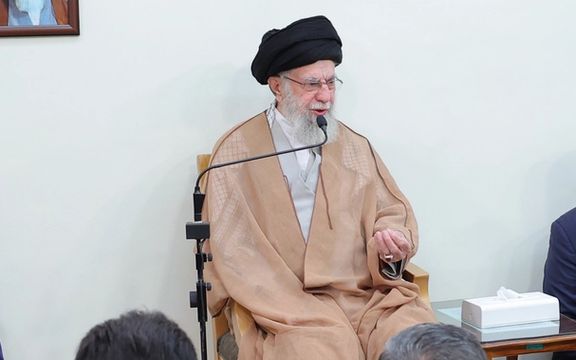 رغم التقارير الدولية والمحلية عن انتشار الفساد في إيران.. خامنئي يصر على الإنكار