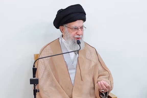 خامنهای: فساد سیستمی در جمهوری اسلامی دروغ است