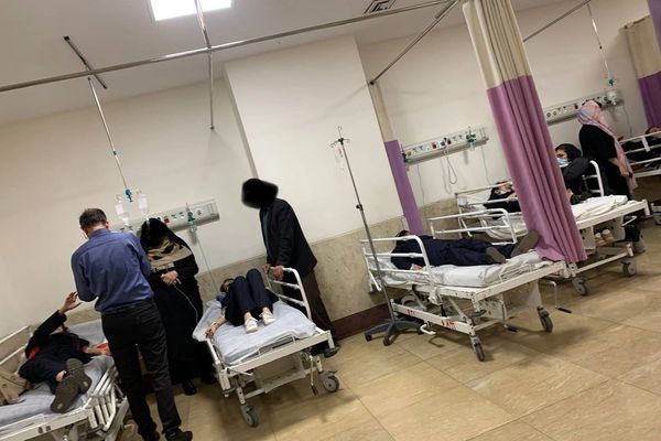 احتجاجات أولياء الأمور في إيران بعد زيادة الهجمات الكيماوية على المدارس في عموم البلاد