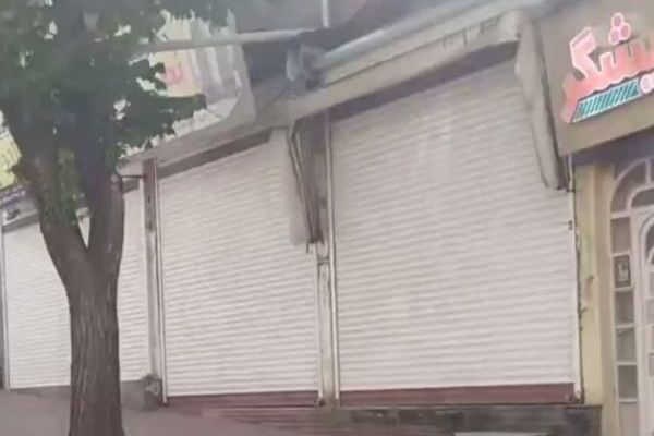 إضراب واسع بسوق مدينة سقز الإيرانية احتجاجا على محاولة الأمن إخفاء قبر "مهسا أميني"