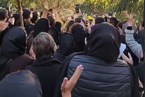 تجمعات في "عبدل آباد" بطهران وهجوم عناصر الأمن على مراسم تأبين أحد الضحايا في المقابر