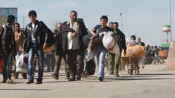 A group of Afghan migrants at the border with Iran