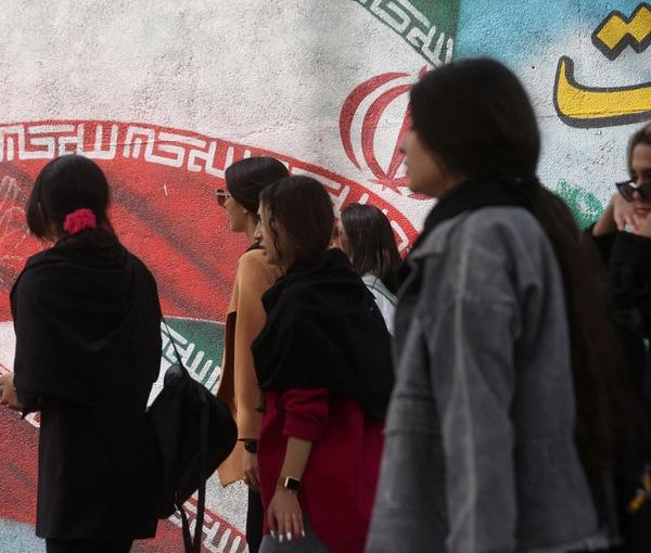 خاص: حظر تقديم خدمات مصرفية لسيدات لا يرتدين الحجاب الإجباري في البنوك