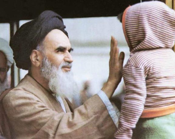 حسن خمینی: امام آب هم که بچهاش میداد به خاطر خدا میداد