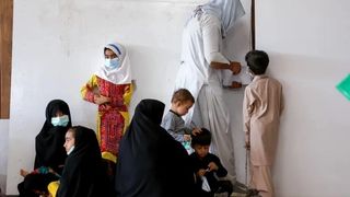 تمييز بنيوي وقيود شاملة.. قصة المهاجرين الأفغان في إيران