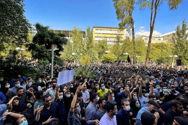 حقوقيون: النظام الإيراني اعتقل نحو 30 ألفا في عام واحد لأسباب آيديولوجية وسياسية