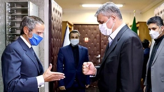 IAEA director Rafael Grossi (L) and Iran's nuclear chief Mohammad Eslmai in Tehran on March 5, 2022