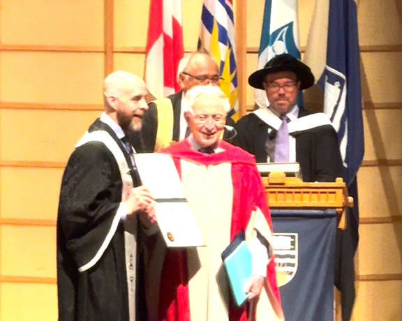 دانشگاه بریتیش کلمبیا کانادا به حسین امانت، طراح برج آزادی، دکترای افتخاری اعطا کرد