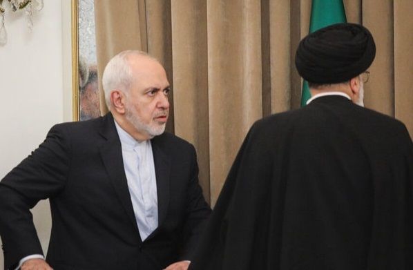 صحيفة إيرانية: ظريف يغيب عن اجتماع رئيسي بسبب تصريحاته حول روسيا