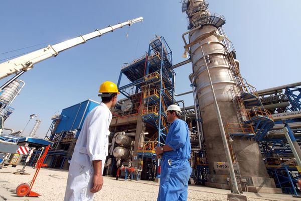 خطر الفصل التعسفي يلاحق 15 نقابيا عماليا في قطاع النفط الإيراني.. لمطالبتهم بحقوق زملائهم