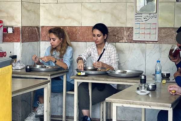 دنیا راد، چهره مخالف حجاب اجباری، از قطع ناگهانی سیمکارت خود خبر داد