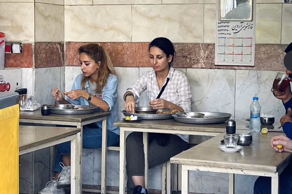 دنیا راد، چهره مخالف حجاب اجباری، از قطع ناگهانی سیمکارت خود خبر داد