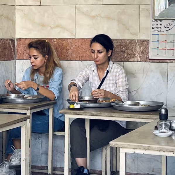 دنیا راد، چهره مخالف حجاب اجباری، از قطع ناگهانی سیمکارت خود خبر داد