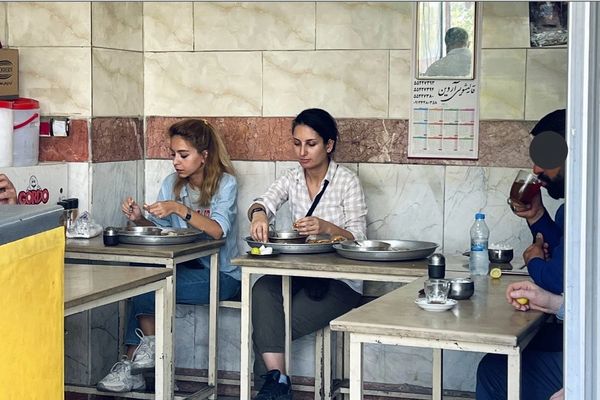 السلطات الإيرانية تُسكت الأصوات النسوية إلكترونيًا.. بتعطيل خطوط هواتفهن