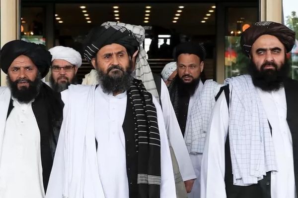 ضم 30 شخصا وبحث القضايا العالقة.. وفد من طالبان يلتقي وزير الداخلية الإيراني