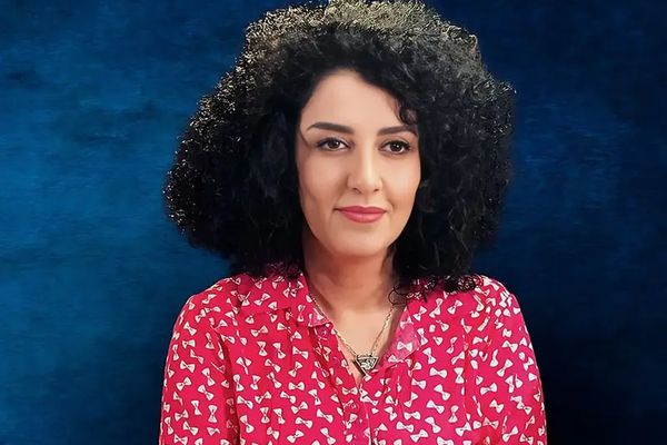 الناشطة الإيرانية نرجس محمدي ترفض الحضور لمحكمة الثورة وتصفها بـ"مجزرة الشباب الإيرانيين"