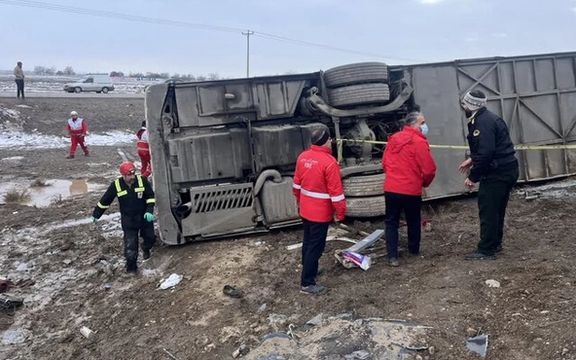 در پی واژگونی یک اتوبوس در نیشابور، دستکم شش نفر کشته و ۱۹ نفر مصدوم شدند