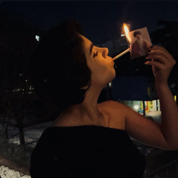 إشعال السجائر بصورة خامنئي المحترقة أحد آخر المسامير في نعش سلطته