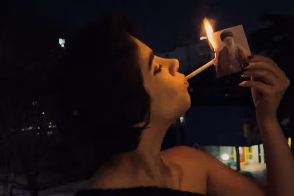 روشن کردن سیگار با تصویر خامنهای و فروپاشی هیبت «رهبر»