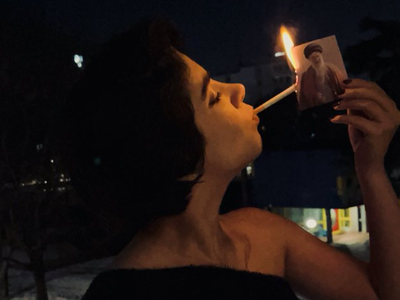 روشن کردن سیگار با تصویر خامنهای و فروپاشی هیبت «رهبر»