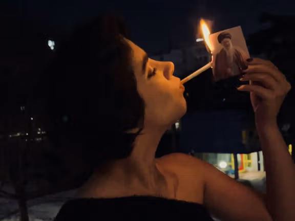 روشن کردن سیگار با تصویر خامنهای و فروپاشی هیبت «رهبر»