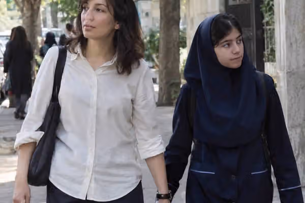 مادر بیروسری، دختر مقنعهپوش
